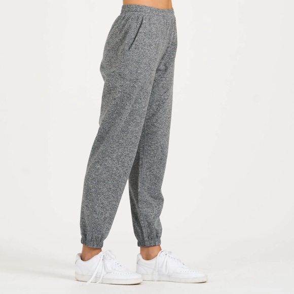 NEW Vuori Women’s Boyfriend Jogger - Picture 2 of 5